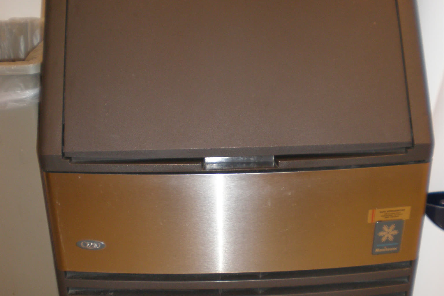 Commercial undercounter cube ice machine