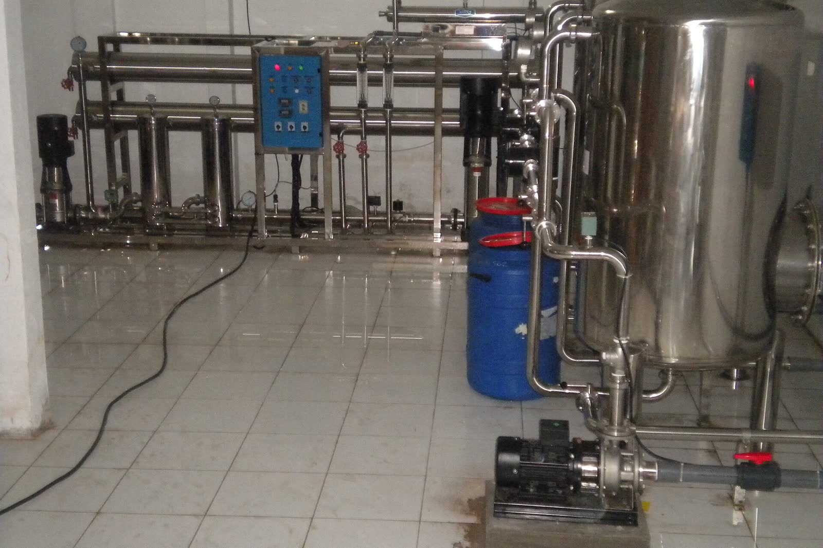 Reverse osmosis water treatment system with stainless tanks and pumps