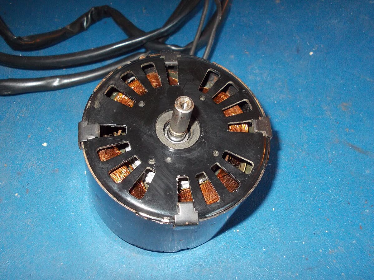 Small fan motor with blade assembly
