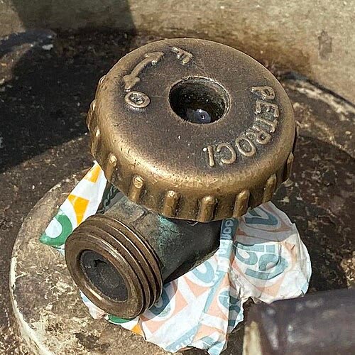 Handwheel shut-off valve on a gas cylinder (reference image only)