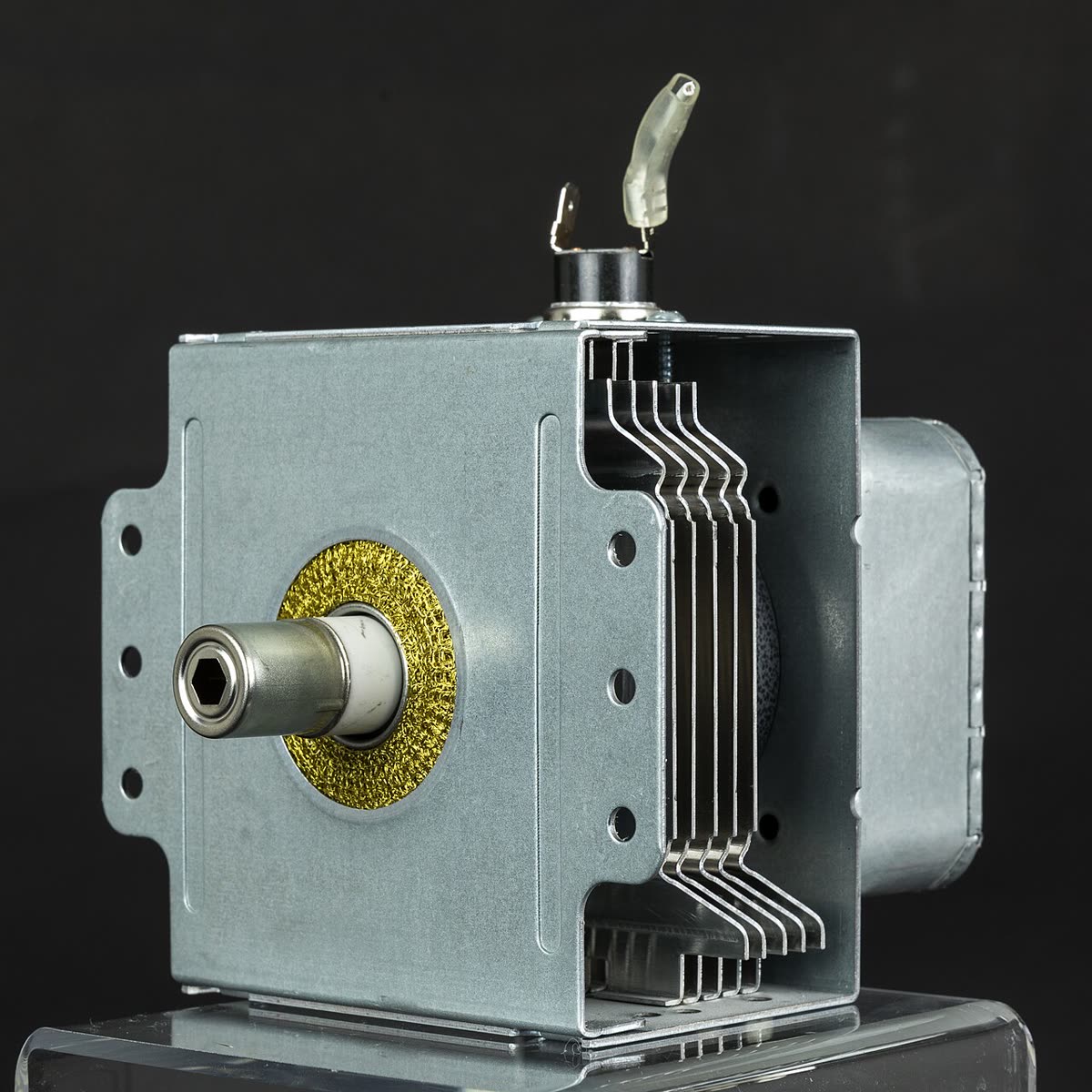 Microwave oven magnetron with cooling fins and antenna dome