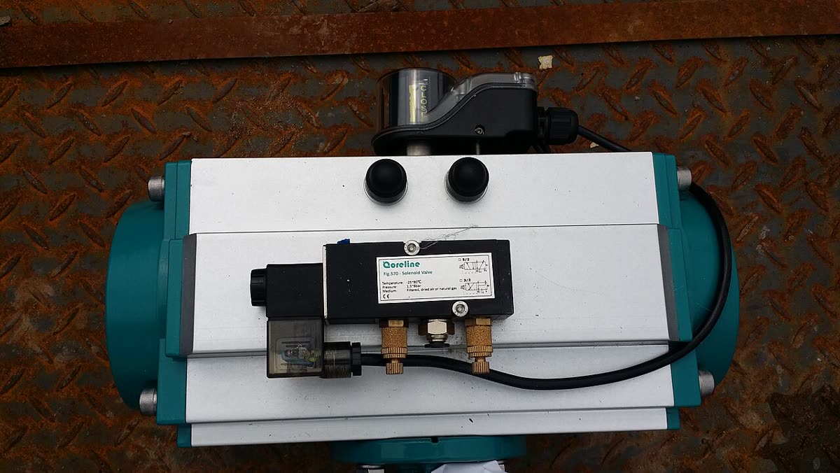 Solenoid water valve with electric coil, the same principle as a washer or fridge water inlet valve