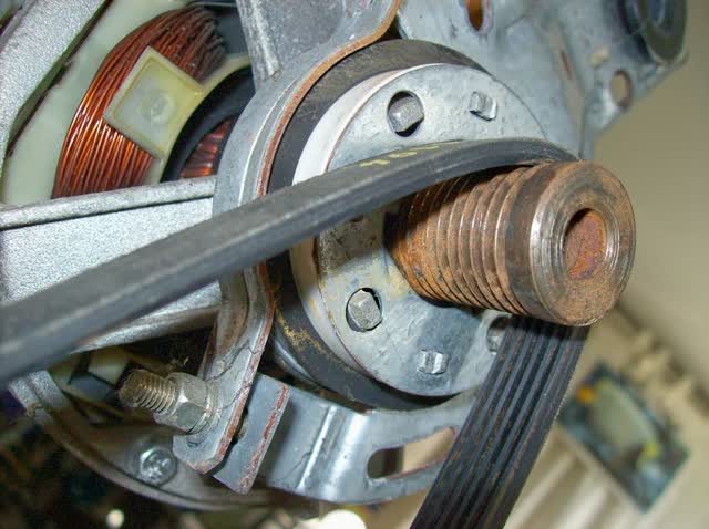 Multi-rib drive belt on the motor pulley of a washing machine